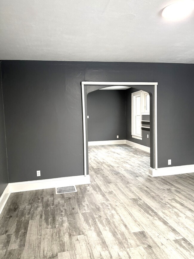 Foto del edificio - 313 E 7th St