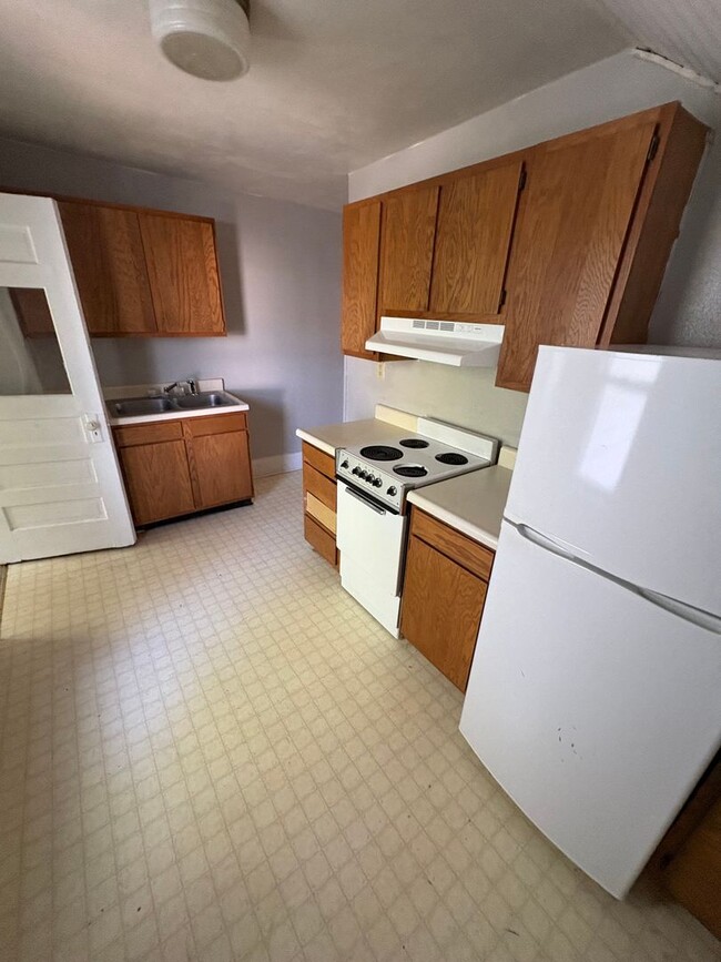Building Photo - 2 bedroom 1 bathroom apartment