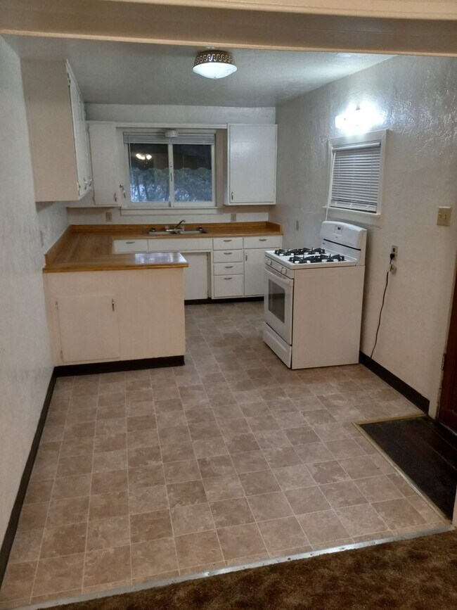 Building Photo - Cute 3 bdrm w/ yard in Shasta Lake!