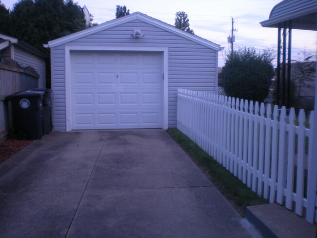 Garage - 1128 Lindsay Ave