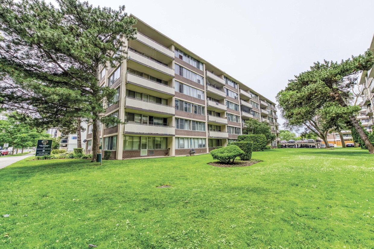 Primary Photo - 52 Thorncliffe Park Dr