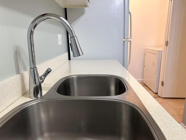 Building Photo - 4924 Sardis Rd