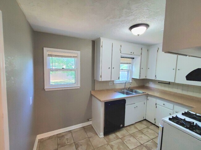 Foto del edificio - 2 Bed 1 Bath 1 Car Garage in the Bill Atki...
