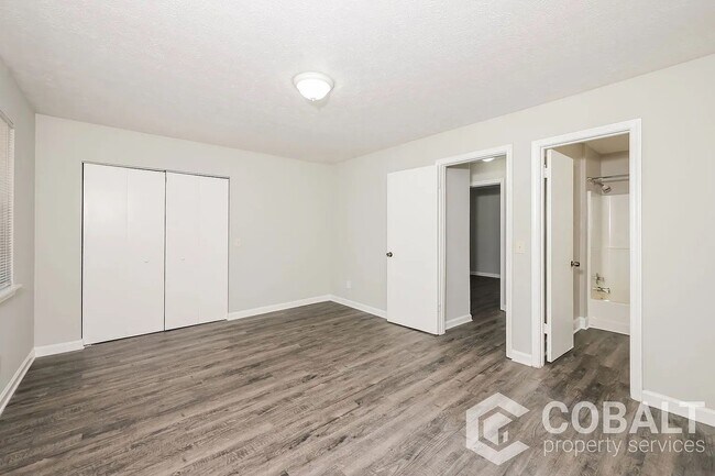 Foto del edificio - 3517 Creekview Pl