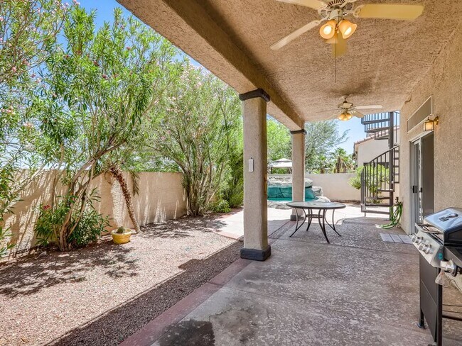 Foto del edificio - SPACIOUS & ELEGANT LIVING IN THIS GATED HE...