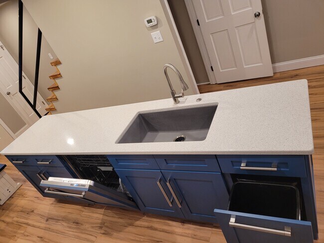 Cuarzo de isla de 9' - 10 Rolling Pines Dr