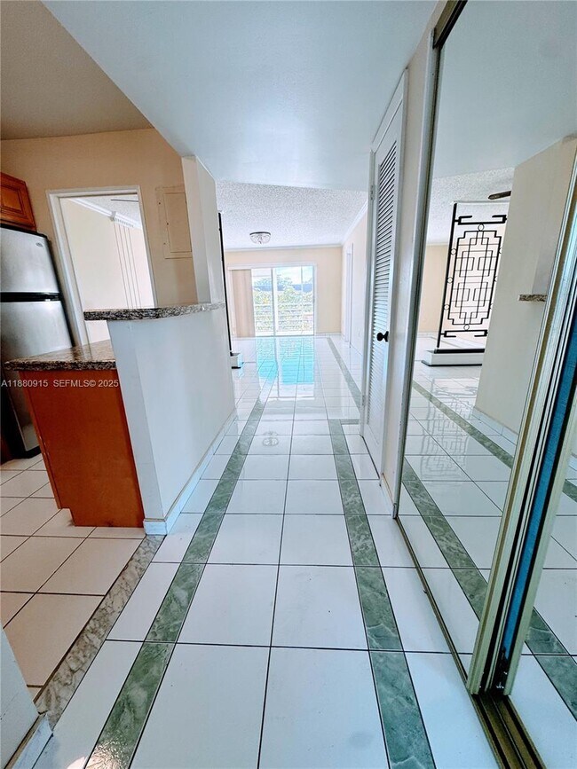 Foto del edificio - 8595 Sunrise Lakes Blvd