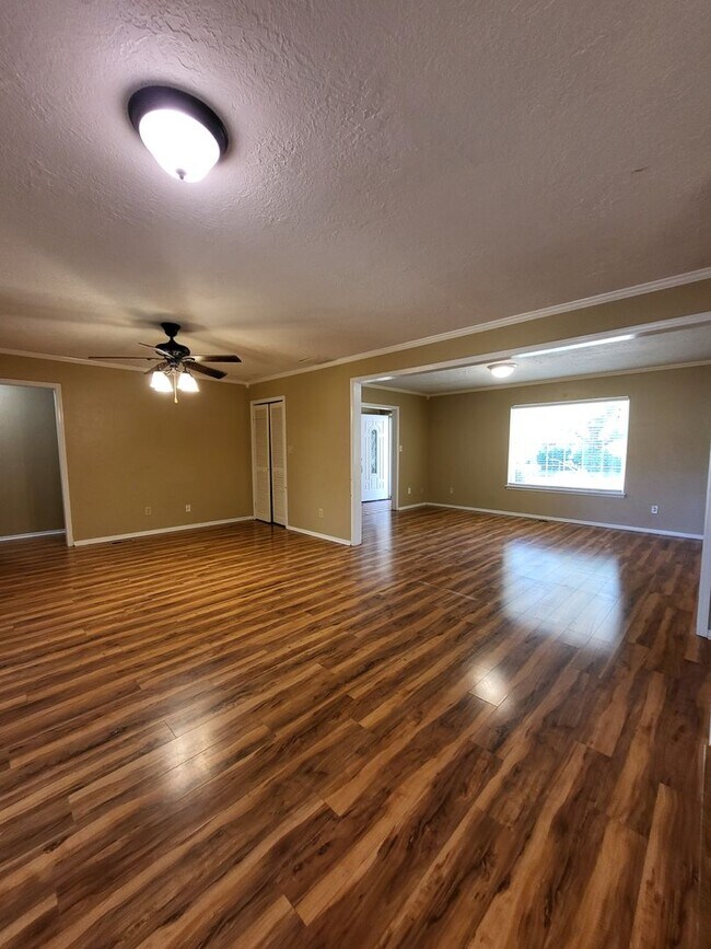 Foto del edificio - (4) Bed/(2) Bath + (2) Living Areas Avail ...