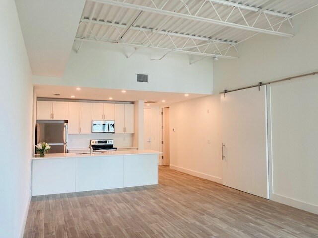Kitchen - 332 Cocoanut Ave