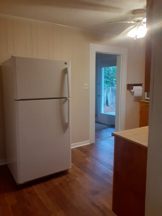 Cocina bien diseñada con electrodomésticos. - 447 Johnson Ave