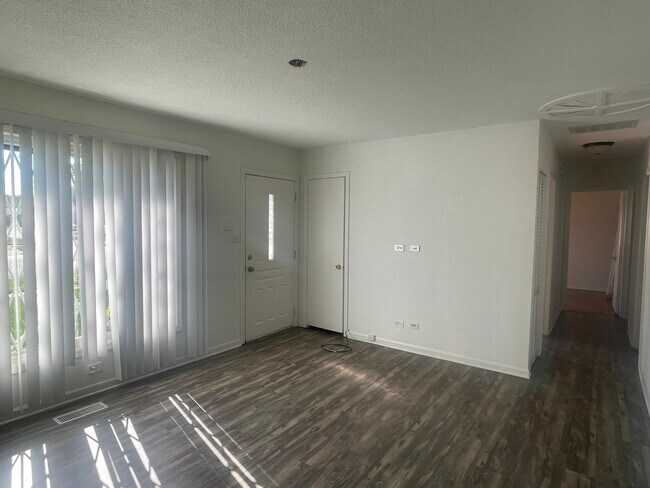 Building Photo - 17306 Apple Tree Dr