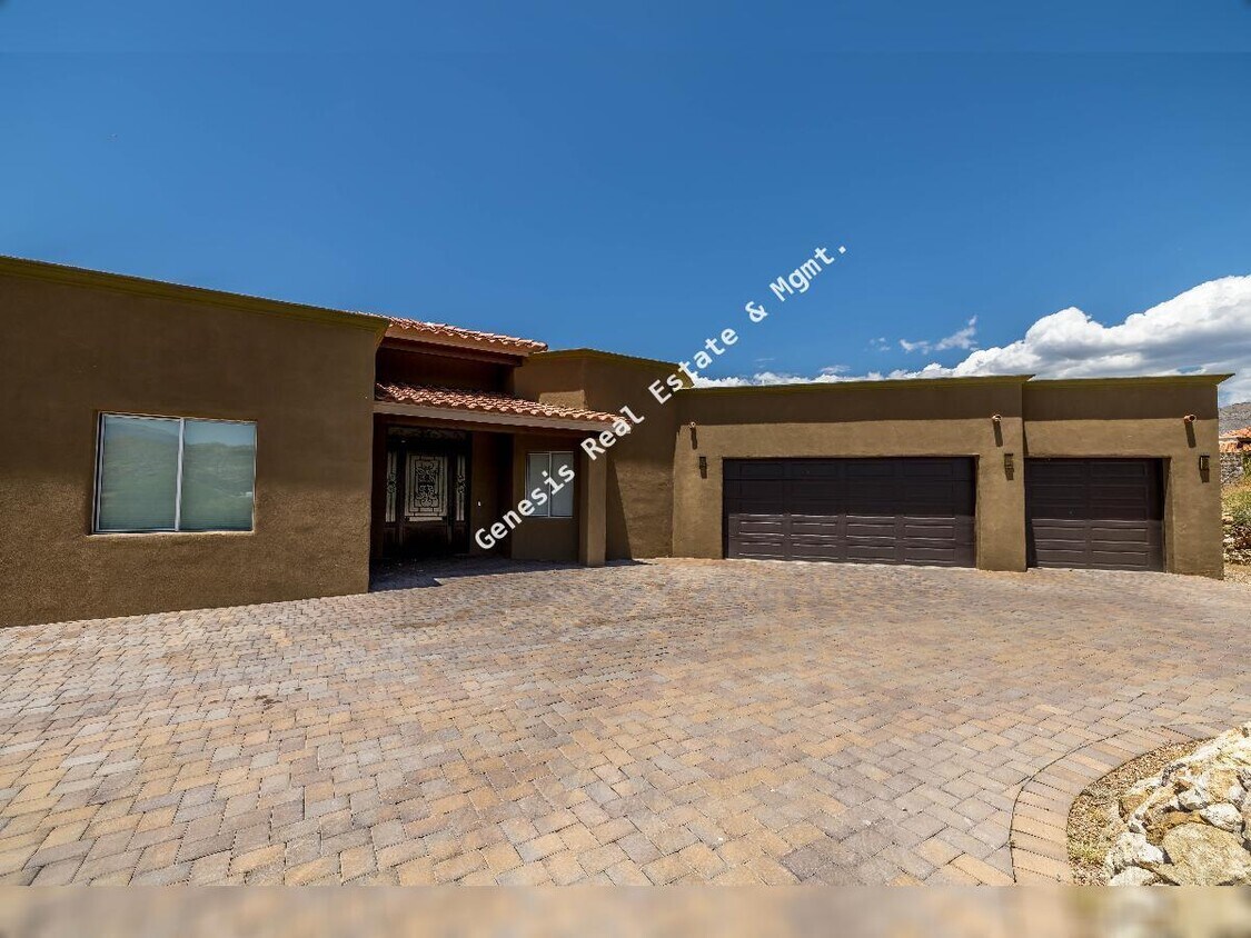 Foto principal - "Spacious Tucson Retreat with Granite Eleg...
