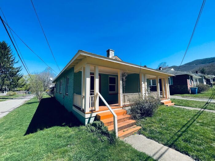 Primary Photo - 301 Dennis St