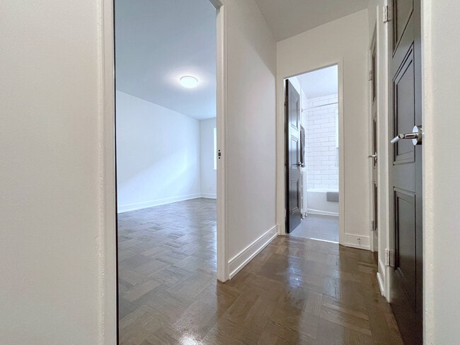 Building Photo - 140 Kingston Road