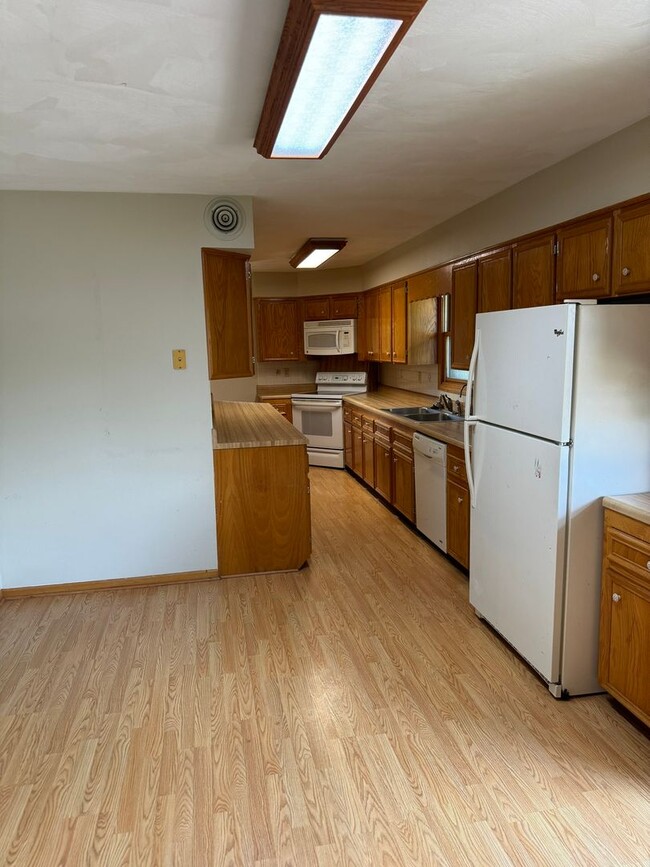 Foto del edificio - Spacious 3-Bedroom Home with Bonus Rooms i...