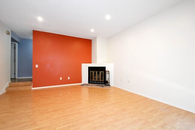 Foto del edificio - Beautiful 2-Bed 1-Bath Condo in Bloomington - Available Now!