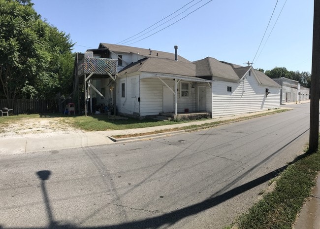Building Photo - 661 S New Ave