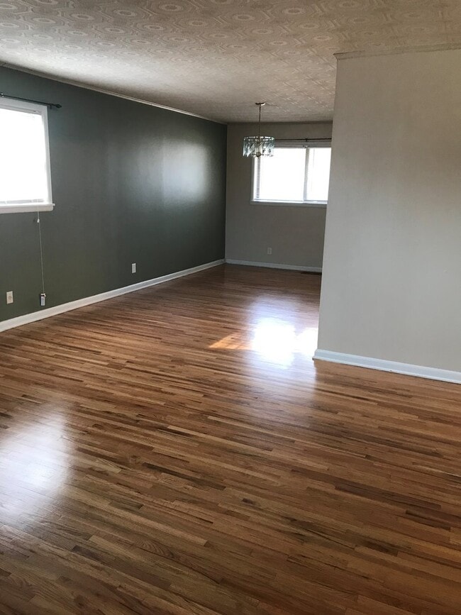 Building Photo - Midtown Hidden Gem With Lots of Space!