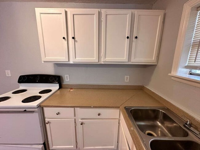 Foto del edificio - 306 Lake Rd