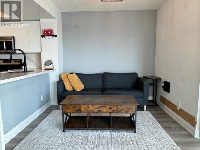 Photo du bâtiment - 28 Harrison Garden Blvd