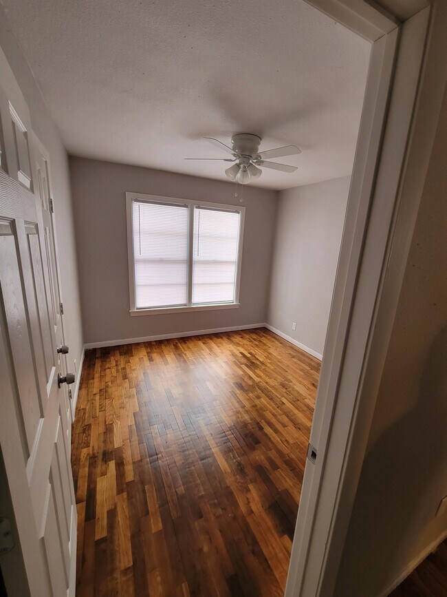 Building Photo - 305 Rockwood Dr