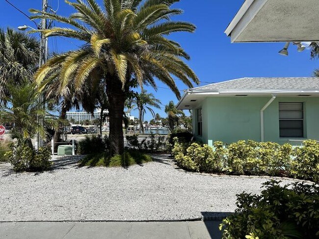 Building Photo - 3 bedroom 3 bath Clearwater Beach With Doc...