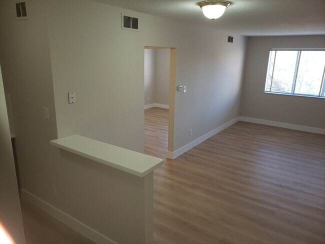 Foto del edificio - 7323 Hoover Ave
