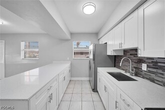 Building Photo - 15 SE 24th Ave