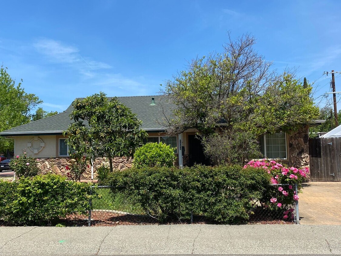 Foto principal - Nice 3 bedroom 1 bath with office Walking ...
