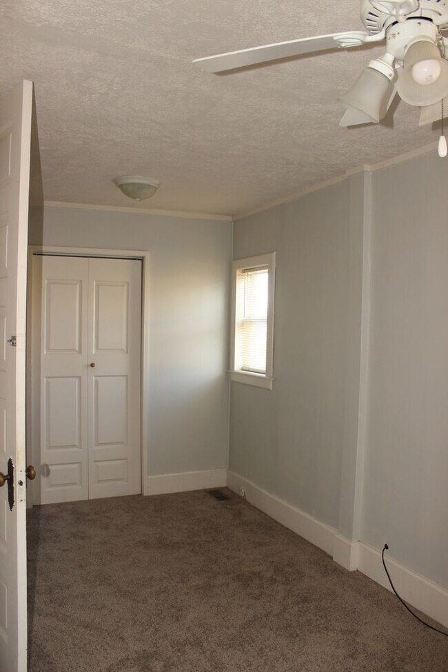 Building Photo - Close to Campus: Dishwasher and Washer/Dryer Included