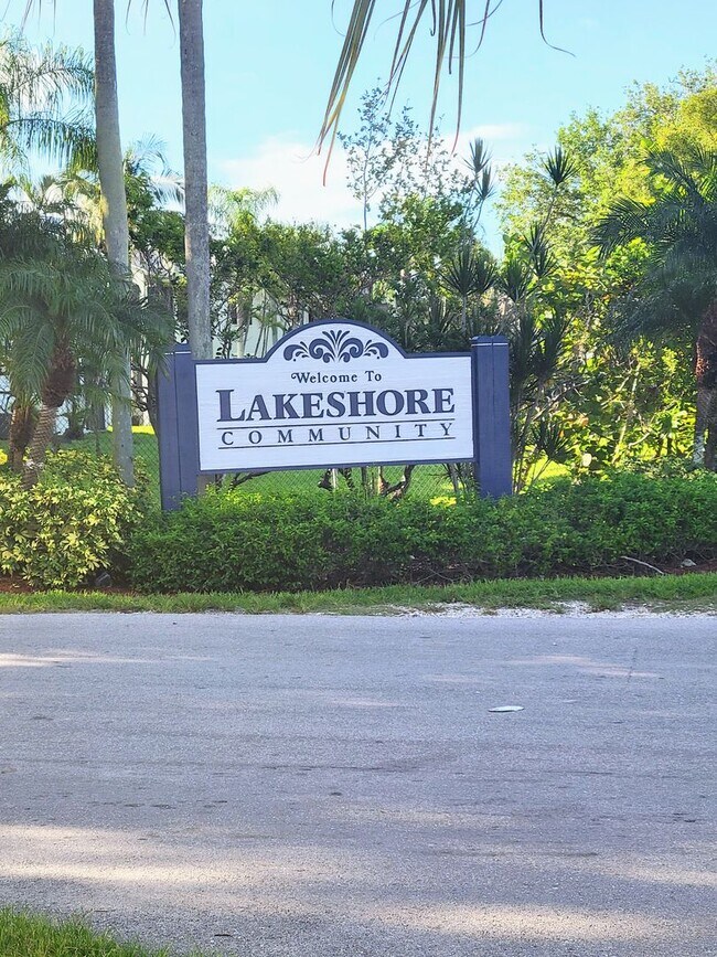 Building Photo - Beautifully renovated 2/2 condo in gated community