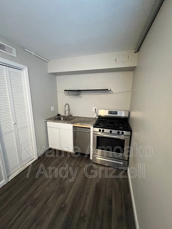 Foto del edificio - 2661 Medary Ave