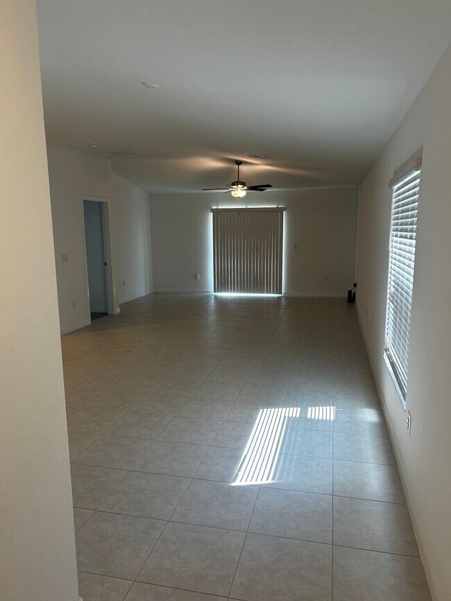 Building Photo - Charming 4 Bedroom Single Family Home in W...