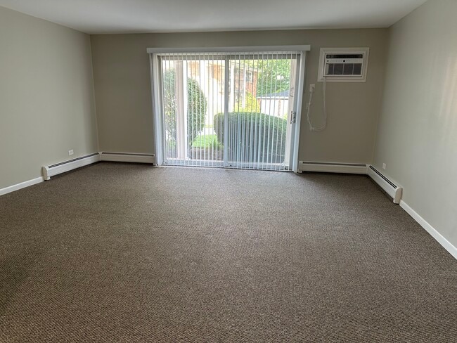 Building Photo - 2099 Vernon Dr