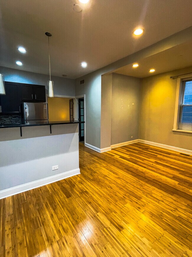 Foto del edificio - 2152 W Division St