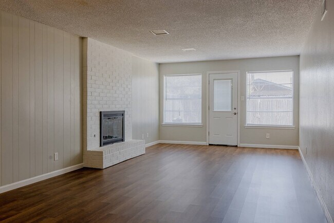 Foto del edificio - 1330 Tanglewood Ln