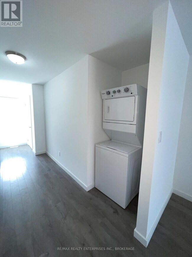 Building Photo - 330 Chaffey St