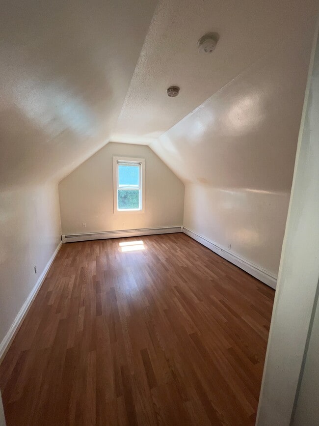 Leaving Room - 145 Goddard Ave