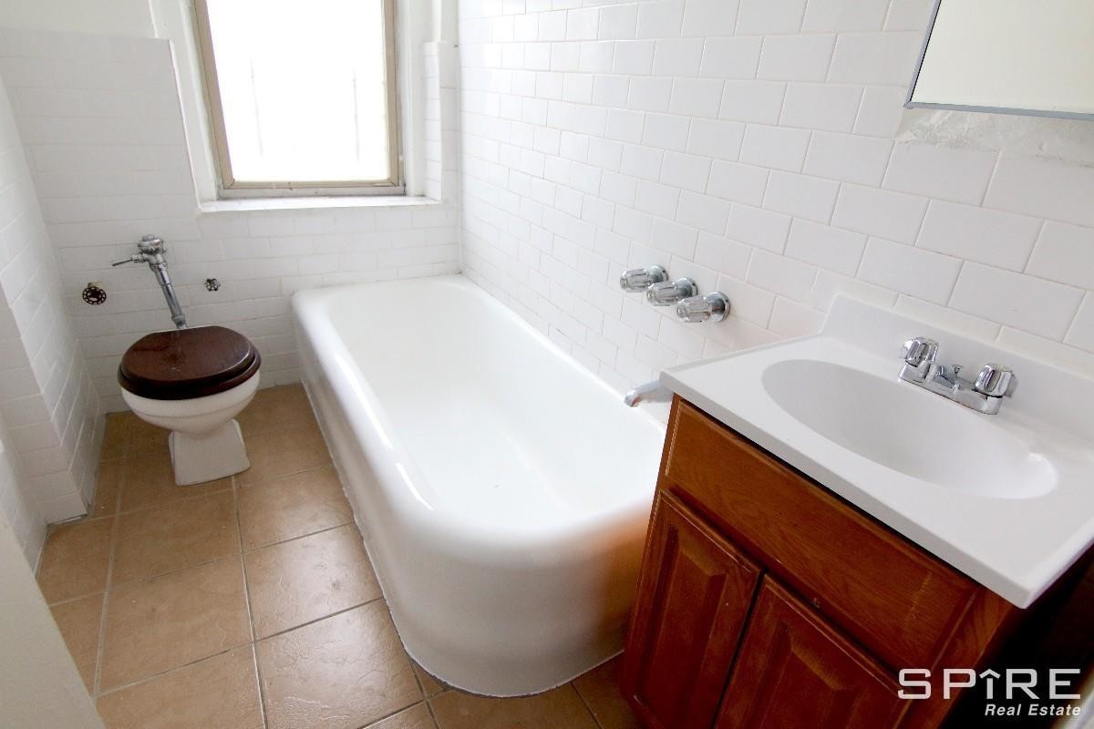 777 Mace Ave Unit 1A, The Bronx, NY 10467 Room for Rent in The Bronx