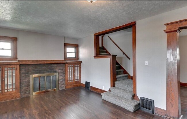 Foto del edificio - Beautiful & Spacious 3 Bedroom, 2 Bathroom Home in South Omaha – 1,872 Sq Ft