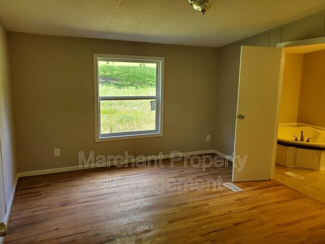 Building Photo - 137 Coster Rd