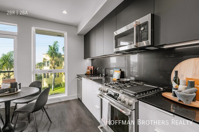 Building Photo - 200 N Toluca St