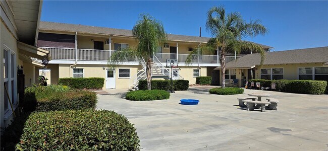 Building Photo - 2301 N Mountain Dr