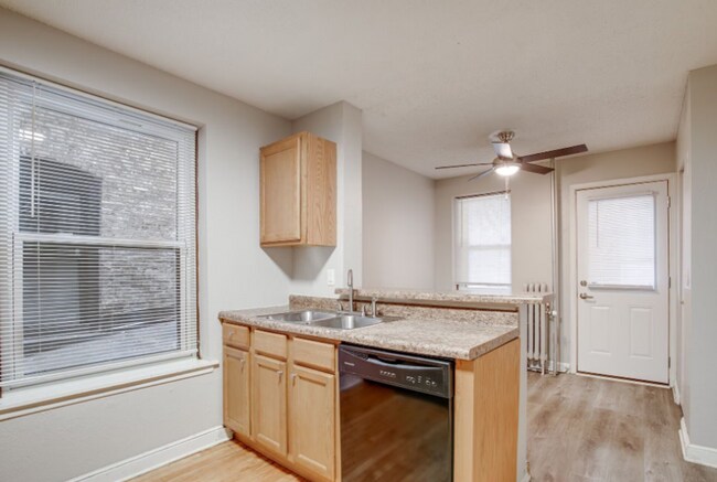 Foto del interior - 1400–1408 Spruce Pl – Oak Grove Downtown