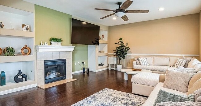 Building Photo - Fully Furnished 4 Bed/2.5 Bath Home In Sun...