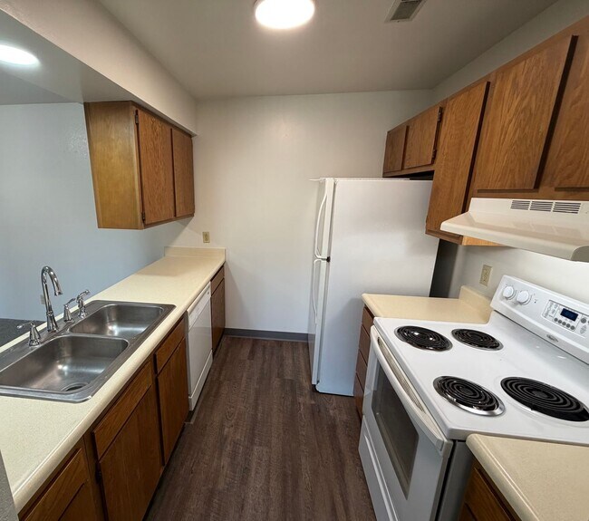 Foto del edificio - Top floor (3rd floor) 1 bedroom 1 bath with Private Balcony