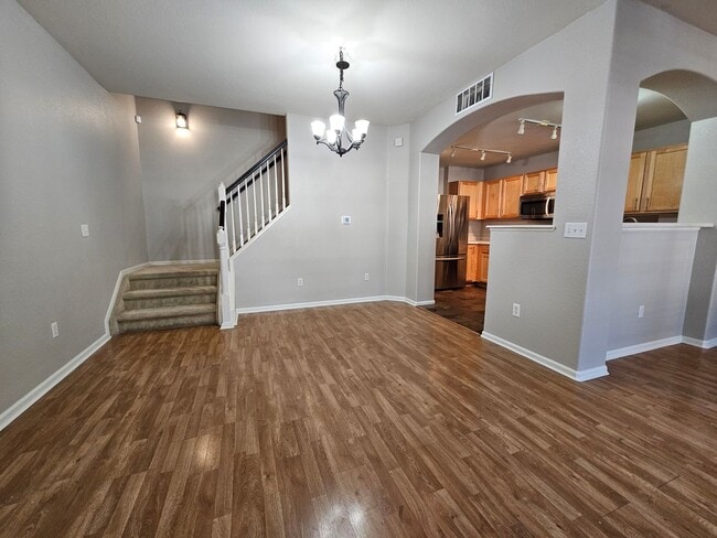 Building Photo - Beautiful Townhome - Great Location - Gara...