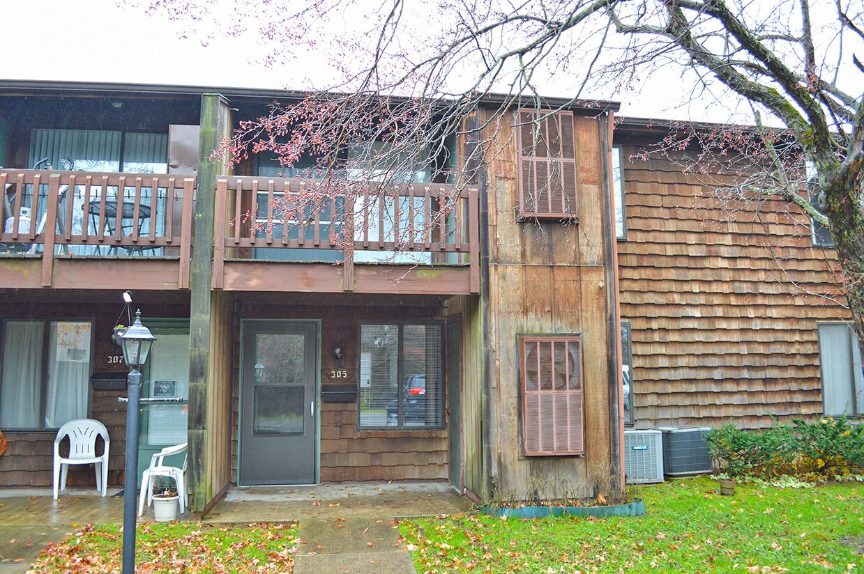 Primary Photo - 305 Cedar Hill Dr