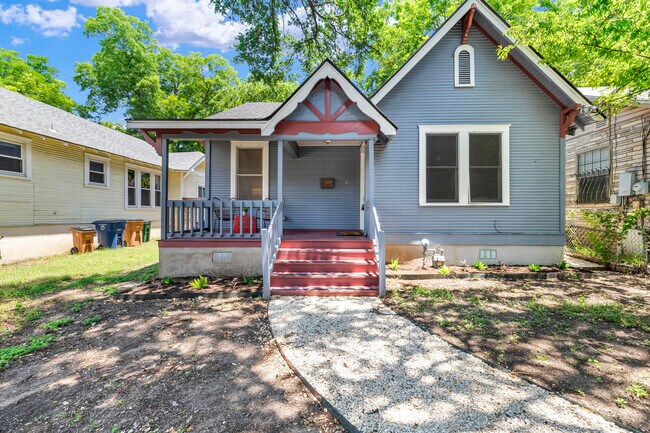 Charming bungalow - 1303 S 6th St