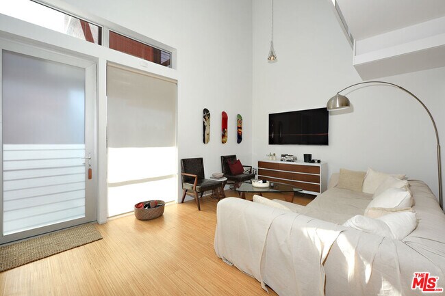 Foto del edificio - 1140 N Formosa Ave